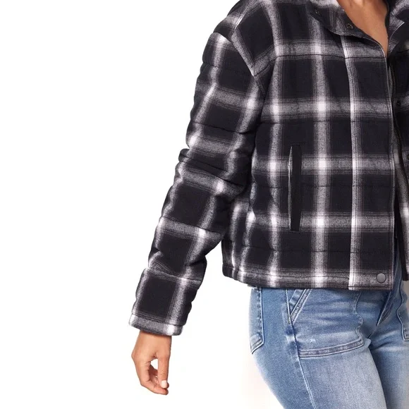 Evereve Lucy Cropped Full Zip Black, White, and Gray Plaid Jacket - Picture 5 of 11